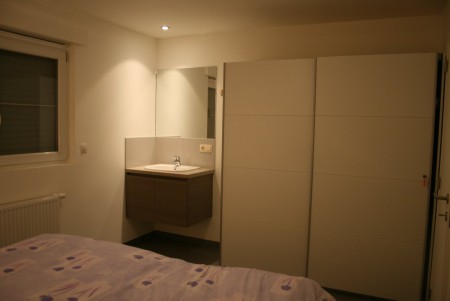 slaapkamer 2, met wastafel en grote kleerkast
