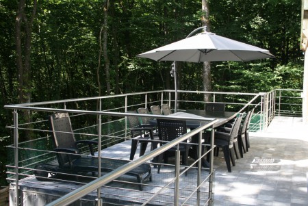tuintafel + stoelen 10p, parasol, zandbak en 2 ligzetels